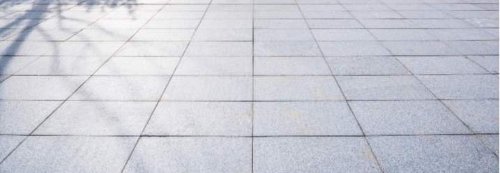 Leere, gepflegte Terrasse aus Steinplatten